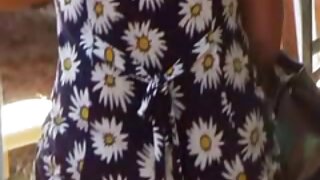 La mujer bonita gemí ...