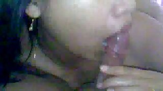 El hombre negro pone ...